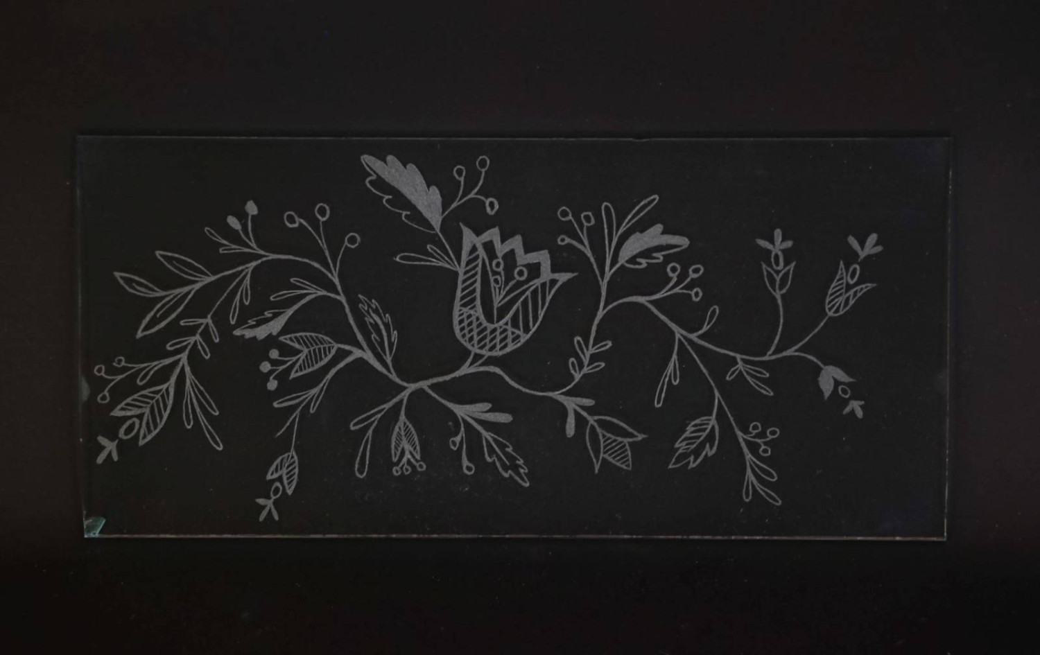 Engraved glass with traditional botanical pattern