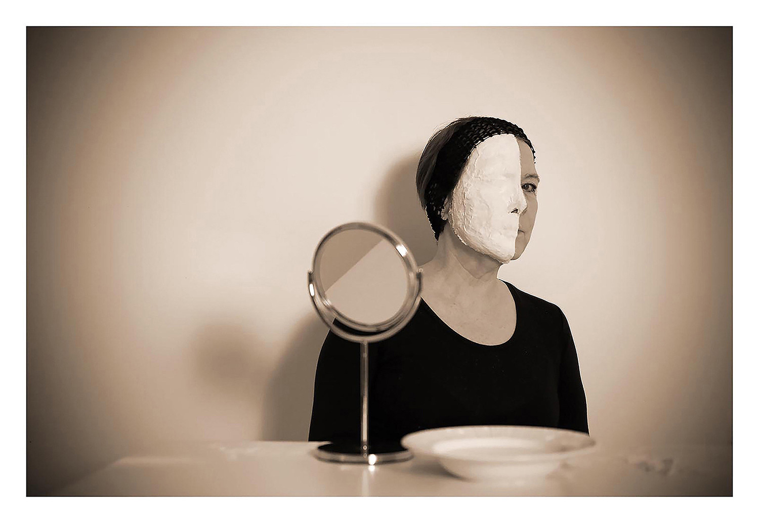 *Losing Face - The Mirror,* photo print on Hahnemühle paper,  29 x 42cm