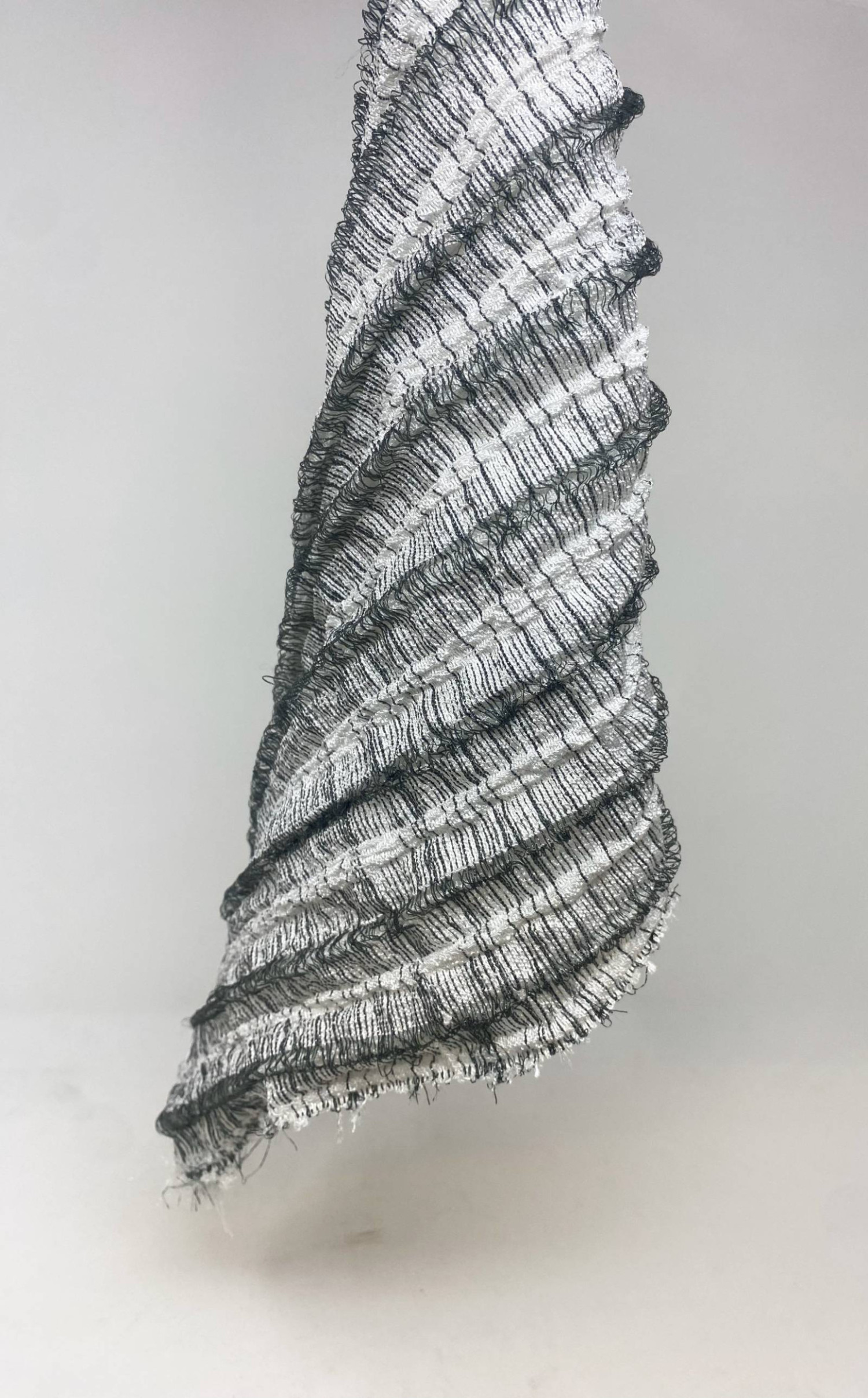 Woven pleated fabric using elastic yarn